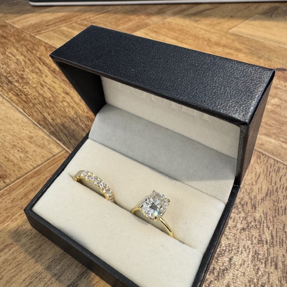 Louily Moissanite 4.0 Carat Cushion Cut Engagement Ring And 2.5 Ct Round Band, 6 - Picture 4 of 7